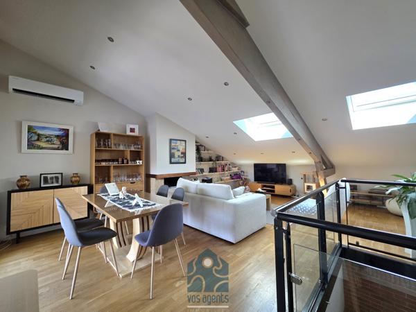 Maison individuelle neuf pièces avec terrasse, jardin et stationnements