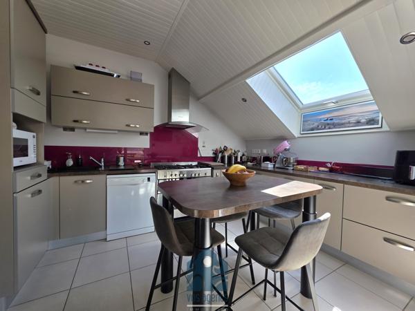 Maison individuelle neuf pièces avec terrasse, jardin et stationnements