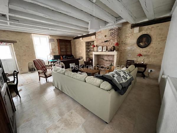 Située en plein cœur historique de La Charité-sur-Loire, dans une rue calme récemment réhabilitée, cette demeure unique de 194m² bouscule les codes de l'immobilier classique. Née de la fusion audacieuse de deux bâtisses anciennes, elle a été en partie repensée par un architecte pour offrir un cadre de vie singulier, lumineux et résolument atypique. Son emplacement est idéal, puisque vous rejoignez les bords de la Loire, les commerces du centre-ville et la gare en moins de dix minutes à pied, plaçant Paris à seulement deux heures de votre porte.

Dès l'entrée, le charme opère grâce aux carreaux de ciment d’époque qui mènent à un premier espace de vie de 34m² avec cuisine ouverte. Cet espace se prolonge naturellement vers un jardinet intimiste orienté plein Ouest et totalement préservé des regards. Le véritable coup de génie architectural réside dans une superbe verrière chauffée qui sert de trait d'union entre les deux corps de bâtiment. Elle mène à un second salon-séjour de 33m², véritable pièce maîtresse avec ses murs en pierres apparentes, ses poutres massives, son sol en travertin et sa grande cheminée d'époque. Ce niveau comprend également une chambre confortable de 14m², un atelier-buanderie fonctionnel, une salle d'eau avec WC et l'accès à une magnifique double cave voûtée.

À l'étage, accessible par un bel escalier en pierre de taille, l'atmosphère devient encore plus chaleureuse avec des parquets en chêne massif d'origine. Un vaste palier de 11m², idéal pour aménager un bureau, distribue les espaces de nuit. Vous y découvrirez une suite magistrale de 38m² au cachet exceptionnel, ainsi qu'une troisième chambre de 18m² surplombée par une grande mezzanine de 21m² au sol, parfaite pour un espace de jeu, de lecture ou un coin dortoir. Une grande salle d'eau indépendante de 9m² complète ce niveau.

Entièrement rénovée avec des matériaux de grande qualité, cette maison bénéficie d'une excellente technique avec des huisseries en bois double vitrage, une façade fraîchement ravalée, une toiture en ardoise en très bon état et un chauffage central au gaz de ville performant et récent. Que ce soit pour y installer une vie de famille ou pour en faire une résidence secondaire chaleureuse et sans aucun travaux à prévoir, cette propriété rare n'attend plus que vos projets. Une visite vidéo est disponible sur simple demande pour vous imprégner de l'atmosphère des lieux.

Photos supplémentaires disponibles sur BSK IMMOBILIER > Nos conseillers > Inès RÉMOND
Pour tout renseignement complémentaire ou pour une visite, contactez moi au 07.87.29.70.92.