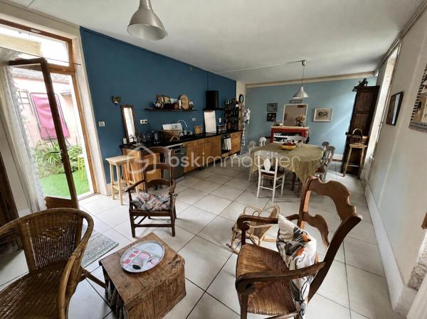 Située en plein cœur historique de La Charité-sur-Loire, dans une rue calme récemment réhabilitée, cette demeure unique de 194m² bouscule les codes de l'immobilier classique. Née de la fusion audacieuse de deux bâtisses anciennes, elle a été en partie repensée par un architecte pour offrir un cadre de vie singulier, lumineux et résolument atypique. Son emplacement est idéal, puisque vous rejoignez les bords de la Loire, les commerces du centre-ville et la gare en moins de dix minutes à pied, plaçant Paris à seulement deux heures de votre porte.

Dès l'entrée, le charme opère grâce aux carreaux de ciment d’époque qui mènent à un premier espace de vie de 34m² avec cuisine ouverte. Cet espace se prolonge naturellement vers un jardinet intimiste orienté plein Ouest et totalement préservé des regards. Le véritable coup de génie architectural réside dans une superbe verrière chauffée qui sert de trait d'union entre les deux corps de bâtiment. Elle mène à un second salon-séjour de 33m², véritable pièce maîtresse avec ses murs en pierres apparentes, ses poutres massives, son sol en travertin et sa grande cheminée d'époque. Ce niveau comprend également une chambre confortable de 14m², un atelier-buanderie fonctionnel, une salle d'eau avec WC et l'accès à une magnifique double cave voûtée.

À l'étage, accessible par un bel escalier en pierre de taille, l'atmosphère devient encore plus chaleureuse avec des parquets en chêne massif d'origine. Un vaste palier de 11m², idéal pour aménager un bureau, distribue les espaces de nuit. Vous y découvrirez une suite magistrale de 38m² au cachet exceptionnel, ainsi qu'une troisième chambre de 18m² surplombée par une grande mezzanine de 21m² au sol, parfaite pour un espace de jeu, de lecture ou un coin dortoir. Une grande salle d'eau indépendante de 9m² complète ce niveau.

Entièrement rénovée avec des matériaux de grande qualité, cette maison bénéficie d'une excellente technique avec des huisseries en bois double vitrage, une façade fraîchement ravalée, une toiture en ardoise en très bon état et un chauffage central au gaz de ville performant et récent. Que ce soit pour y installer une vie de famille ou pour en faire une résidence secondaire chaleureuse et sans aucun travaux à prévoir, cette propriété rare n'attend plus que vos projets. Une visite vidéo est disponible sur simple demande pour vous imprégner de l'atmosphère des lieux.

Photos supplémentaires disponibles sur BSK IMMOBILIER > Nos conseillers > Inès RÉMOND
Pour tout renseignement complémentaire ou pour une visite, contactez moi au 07.87.29.70.92.