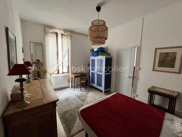 Située en plein cœur historique de La Charité-sur-Loire, dans une rue calme récemment réhabilitée, cette demeure unique de 194m² bouscule les codes de l'immobilier classique. Née de la fusion audacieuse de deux bâtisses anciennes, elle a été en partie repensée par un architecte pour offrir un cadre de vie singulier, lumineux et résolument atypique. Son emplacement est idéal, puisque vous rejoignez les bords de la Loire, les commerces du centre-ville et la gare en moins de dix minutes à pied, plaçant Paris à seulement deux heures de votre porte.

Dès l'entrée, le charme opère grâce aux carreaux de ciment d’époque qui mènent à un premier espace de vie de 34m² avec cuisine ouverte. Cet espace se prolonge naturellement vers un jardinet intimiste orienté plein Ouest et totalement préservé des regards. Le véritable coup de génie architectural réside dans une superbe verrière chauffée qui sert de trait d'union entre les deux corps de bâtiment. Elle mène à un second salon-séjour de 33m², véritable pièce maîtresse avec ses murs en pierres apparentes, ses poutres massives, son sol en travertin et sa grande cheminée d'époque. Ce niveau comprend également une chambre confortable de 14m², un atelier-buanderie fonctionnel, une salle d'eau avec WC et l'accès à une magnifique double cave voûtée.

À l'étage, accessible par un bel escalier en pierre de taille, l'atmosphère devient encore plus chaleureuse avec des parquets en chêne massif d'origine. Un vaste palier de 11m², idéal pour aménager un bureau, distribue les espaces de nuit. Vous y découvrirez une suite magistrale de 38m² au cachet exceptionnel, ainsi qu'une troisième chambre de 18m² surplombée par une grande mezzanine de 21m² au sol, parfaite pour un espace de jeu, de lecture ou un coin dortoir. Une grande salle d'eau indépendante de 9m² complète ce niveau.

Entièrement rénovée avec des matériaux de grande qualité, cette maison bénéficie d'une excellente technique avec des huisseries en bois double vitrage, une façade fraîchement ravalée, une toiture en ardoise en très bon état et un chauffage central au gaz de ville performant et récent. Que ce soit pour y installer une vie de famille ou pour en faire une résidence secondaire chaleureuse et sans aucun travaux à prévoir, cette propriété rare n'attend plus que vos projets. Une visite vidéo est disponible sur simple demande pour vous imprégner de l'atmosphère des lieux.

Photos supplémentaires disponibles sur BSK IMMOBILIER > Nos conseillers > Inès RÉMOND
Pour tout renseignement complémentaire ou pour une visite, contactez moi au 07.87.29.70.92.