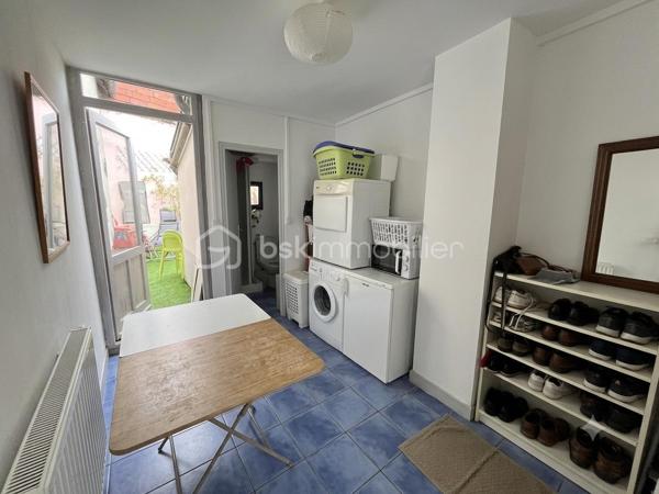 Située en plein cœur historique de La Charité-sur-Loire, dans une rue calme récemment réhabilitée, cette demeure unique de 194m² bouscule les codes de l'immobilier classique. Née de la fusion audacieuse de deux bâtisses anciennes, elle a été en partie repensée par un architecte pour offrir un cadre de vie singulier, lumineux et résolument atypique. Son emplacement est idéal, puisque vous rejoignez les bords de la Loire, les commerces du centre-ville et la gare en moins de dix minutes à pied, plaçant Paris à seulement deux heures de votre porte.

Dès l'entrée, le charme opère grâce aux carreaux de ciment d’époque qui mènent à un premier espace de vie de 34m² avec cuisine ouverte. Cet espace se prolonge naturellement vers un jardinet intimiste orienté plein Ouest et totalement préservé des regards. Le véritable coup de génie architectural réside dans une superbe verrière chauffée qui sert de trait d'union entre les deux corps de bâtiment. Elle mène à un second salon-séjour de 33m², véritable pièce maîtresse avec ses murs en pierres apparentes, ses poutres massives, son sol en travertin et sa grande cheminée d'époque. Ce niveau comprend également une chambre confortable de 14m², un atelier-buanderie fonctionnel, une salle d'eau avec WC et l'accès à une magnifique double cave voûtée.

À l'étage, accessible par un bel escalier en pierre de taille, l'atmosphère devient encore plus chaleureuse avec des parquets en chêne massif d'origine. Un vaste palier de 11m², idéal pour aménager un bureau, distribue les espaces de nuit. Vous y découvrirez une suite magistrale de 38m² au cachet exceptionnel, ainsi qu'une troisième chambre de 18m² surplombée par une grande mezzanine de 21m² au sol, parfaite pour un espace de jeu, de lecture ou un coin dortoir. Une grande salle d'eau indépendante de 9m² complète ce niveau.

Entièrement rénovée avec des matériaux de grande qualité, cette maison bénéficie d'une excellente technique avec des huisseries en bois double vitrage, une façade fraîchement ravalée, une toiture en ardoise en très bon état et un chauffage central au gaz de ville performant et récent. Que ce soit pour y installer une vie de famille ou pour en faire une résidence secondaire chaleureuse et sans aucun travaux à prévoir, cette propriété rare n'attend plus que vos projets. Une visite vidéo est disponible sur simple demande pour vous imprégner de l'atmosphère des lieux.

Photos supplémentaires disponibles sur BSK IMMOBILIER > Nos conseillers > Inès RÉMOND
Pour tout renseignement complémentaire ou pour une visite, contactez moi au 07.87.29.70.92.