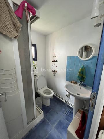 Située en plein cœur historique de La Charité-sur-Loire, dans une rue calme récemment réhabilitée, cette demeure unique de 194m² bouscule les codes de l'immobilier classique. Née de la fusion audacieuse de deux bâtisses anciennes, elle a été en partie repensée par un architecte pour offrir un cadre de vie singulier, lumineux et résolument atypique. Son emplacement est idéal, puisque vous rejoignez les bords de la Loire, les commerces du centre-ville et la gare en moins de dix minutes à pied, plaçant Paris à seulement deux heures de votre porte.

Dès l'entrée, le charme opère grâce aux carreaux de ciment d’époque qui mènent à un premier espace de vie de 34m² avec cuisine ouverte. Cet espace se prolonge naturellement vers un jardinet intimiste orienté plein Ouest et totalement préservé des regards. Le véritable coup de génie architectural réside dans une superbe verrière chauffée qui sert de trait d'union entre les deux corps de bâtiment. Elle mène à un second salon-séjour de 33m², véritable pièce maîtresse avec ses murs en pierres apparentes, ses poutres massives, son sol en travertin et sa grande cheminée d'époque. Ce niveau comprend également une chambre confortable de 14m², un atelier-buanderie fonctionnel, une salle d'eau avec WC et l'accès à une magnifique double cave voûtée.

À l'étage, accessible par un bel escalier en pierre de taille, l'atmosphère devient encore plus chaleureuse avec des parquets en chêne massif d'origine. Un vaste palier de 11m², idéal pour aménager un bureau, distribue les espaces de nuit. Vous y découvrirez une suite magistrale de 38m² au cachet exceptionnel, ainsi qu'une troisième chambre de 18m² surplombée par une grande mezzanine de 21m² au sol, parfaite pour un espace de jeu, de lecture ou un coin dortoir. Une grande salle d'eau indépendante de 9m² complète ce niveau.

Entièrement rénovée avec des matériaux de grande qualité, cette maison bénéficie d'une excellente technique avec des huisseries en bois double vitrage, une façade fraîchement ravalée, une toiture en ardoise en très bon état et un chauffage central au gaz de ville performant et récent. Que ce soit pour y installer une vie de famille ou pour en faire une résidence secondaire chaleureuse et sans aucun travaux à prévoir, cette propriété rare n'attend plus que vos projets. Une visite vidéo est disponible sur simple demande pour vous imprégner de l'atmosphère des lieux.

Photos supplémentaires disponibles sur BSK IMMOBILIER > Nos conseillers > Inès RÉMOND
Pour tout renseignement complémentaire ou pour une visite, contactez moi au 07.87.29.70.92.