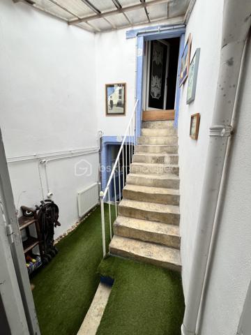 Située en plein cœur historique de La Charité-sur-Loire, dans une rue calme récemment réhabilitée, cette demeure unique de 194m² bouscule les codes de l'immobilier classique. Née de la fusion audacieuse de deux bâtisses anciennes, elle a été en partie repensée par un architecte pour offrir un cadre de vie singulier, lumineux et résolument atypique. Son emplacement est idéal, puisque vous rejoignez les bords de la Loire, les commerces du centre-ville et la gare en moins de dix minutes à pied, plaçant Paris à seulement deux heures de votre porte.

Dès l'entrée, le charme opère grâce aux carreaux de ciment d’époque qui mènent à un premier espace de vie de 34m² avec cuisine ouverte. Cet espace se prolonge naturellement vers un jardinet intimiste orienté plein Ouest et totalement préservé des regards. Le véritable coup de génie architectural réside dans une superbe verrière chauffée qui sert de trait d'union entre les deux corps de bâtiment. Elle mène à un second salon-séjour de 33m², véritable pièce maîtresse avec ses murs en pierres apparentes, ses poutres massives, son sol en travertin et sa grande cheminée d'époque. Ce niveau comprend également une chambre confortable de 14m², un atelier-buanderie fonctionnel, une salle d'eau avec WC et l'accès à une magnifique double cave voûtée.

À l'étage, accessible par un bel escalier en pierre de taille, l'atmosphère devient encore plus chaleureuse avec des parquets en chêne massif d'origine. Un vaste palier de 11m², idéal pour aménager un bureau, distribue les espaces de nuit. Vous y découvrirez une suite magistrale de 38m² au cachet exceptionnel, ainsi qu'une troisième chambre de 18m² surplombée par une grande mezzanine de 21m² au sol, parfaite pour un espace de jeu, de lecture ou un coin dortoir. Une grande salle d'eau indépendante de 9m² complète ce niveau.

Entièrement rénovée avec des matériaux de grande qualité, cette maison bénéficie d'une excellente technique avec des huisseries en bois double vitrage, une façade fraîchement ravalée, une toiture en ardoise en très bon état et un chauffage central au gaz de ville performant et récent. Que ce soit pour y installer une vie de famille ou pour en faire une résidence secondaire chaleureuse et sans aucun travaux à prévoir, cette propriété rare n'attend plus que vos projets. Une visite vidéo est disponible sur simple demande pour vous imprégner de l'atmosphère des lieux.

Photos supplémentaires disponibles sur BSK IMMOBILIER > Nos conseillers > Inès RÉMOND
Pour tout renseignement complémentaire ou pour une visite, contactez moi au 07.87.29.70.92.