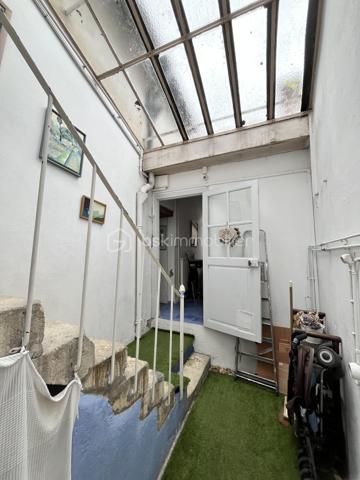 Située en plein cœur historique de La Charité-sur-Loire, dans une rue calme récemment réhabilitée, cette demeure unique de 194m² bouscule les codes de l'immobilier classique. Née de la fusion audacieuse de deux bâtisses anciennes, elle a été en partie repensée par un architecte pour offrir un cadre de vie singulier, lumineux et résolument atypique. Son emplacement est idéal, puisque vous rejoignez les bords de la Loire, les commerces du centre-ville et la gare en moins de dix minutes à pied, plaçant Paris à seulement deux heures de votre porte.

Dès l'entrée, le charme opère grâce aux carreaux de ciment d’époque qui mènent à un premier espace de vie de 34m² avec cuisine ouverte. Cet espace se prolonge naturellement vers un jardinet intimiste orienté plein Ouest et totalement préservé des regards. Le véritable coup de génie architectural réside dans une superbe verrière chauffée qui sert de trait d'union entre les deux corps de bâtiment. Elle mène à un second salon-séjour de 33m², véritable pièce maîtresse avec ses murs en pierres apparentes, ses poutres massives, son sol en travertin et sa grande cheminée d'époque. Ce niveau comprend également une chambre confortable de 14m², un atelier-buanderie fonctionnel, une salle d'eau avec WC et l'accès à une magnifique double cave voûtée.

À l'étage, accessible par un bel escalier en pierre de taille, l'atmosphère devient encore plus chaleureuse avec des parquets en chêne massif d'origine. Un vaste palier de 11m², idéal pour aménager un bureau, distribue les espaces de nuit. Vous y découvrirez une suite magistrale de 38m² au cachet exceptionnel, ainsi qu'une troisième chambre de 18m² surplombée par une grande mezzanine de 21m² au sol, parfaite pour un espace de jeu, de lecture ou un coin dortoir. Une grande salle d'eau indépendante de 9m² complète ce niveau.

Entièrement rénovée avec des matériaux de grande qualité, cette maison bénéficie d'une excellente technique avec des huisseries en bois double vitrage, une façade fraîchement ravalée, une toiture en ardoise en très bon état et un chauffage central au gaz de ville performant et récent. Que ce soit pour y installer une vie de famille ou pour en faire une résidence secondaire chaleureuse et sans aucun travaux à prévoir, cette propriété rare n'attend plus que vos projets. Une visite vidéo est disponible sur simple demande pour vous imprégner de l'atmosphère des lieux.

Photos supplémentaires disponibles sur BSK IMMOBILIER > Nos conseillers > Inès RÉMOND
Pour tout renseignement complémentaire ou pour une visite, contactez moi au 07.87.29.70.92.