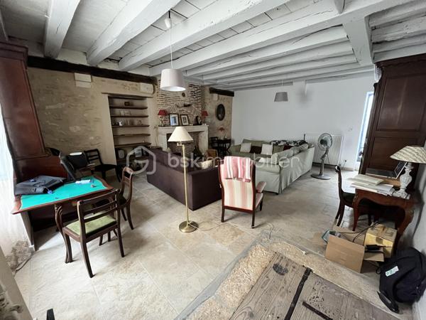 Située en plein cœur historique de La Charité-sur-Loire, dans une rue calme récemment réhabilitée, cette demeure unique de 194m² bouscule les codes de l'immobilier classique. Née de la fusion audacieuse de deux bâtisses anciennes, elle a été en partie repensée par un architecte pour offrir un cadre de vie singulier, lumineux et résolument atypique. Son emplacement est idéal, puisque vous rejoignez les bords de la Loire, les commerces du centre-ville et la gare en moins de dix minutes à pied, plaçant Paris à seulement deux heures de votre porte.

Dès l'entrée, le charme opère grâce aux carreaux de ciment d’époque qui mènent à un premier espace de vie de 34m² avec cuisine ouverte. Cet espace se prolonge naturellement vers un jardinet intimiste orienté plein Ouest et totalement préservé des regards. Le véritable coup de génie architectural réside dans une superbe verrière chauffée qui sert de trait d'union entre les deux corps de bâtiment. Elle mène à un second salon-séjour de 33m², véritable pièce maîtresse avec ses murs en pierres apparentes, ses poutres massives, son sol en travertin et sa grande cheminée d'époque. Ce niveau comprend également une chambre confortable de 14m², un atelier-buanderie fonctionnel, une salle d'eau avec WC et l'accès à une magnifique double cave voûtée.

À l'étage, accessible par un bel escalier en pierre de taille, l'atmosphère devient encore plus chaleureuse avec des parquets en chêne massif d'origine. Un vaste palier de 11m², idéal pour aménager un bureau, distribue les espaces de nuit. Vous y découvrirez une suite magistrale de 38m² au cachet exceptionnel, ainsi qu'une troisième chambre de 18m² surplombée par une grande mezzanine de 21m² au sol, parfaite pour un espace de jeu, de lecture ou un coin dortoir. Une grande salle d'eau indépendante de 9m² complète ce niveau.

Entièrement rénovée avec des matériaux de grande qualité, cette maison bénéficie d'une excellente technique avec des huisseries en bois double vitrage, une façade fraîchement ravalée, une toiture en ardoise en très bon état et un chauffage central au gaz de ville performant et récent. Que ce soit pour y installer une vie de famille ou pour en faire une résidence secondaire chaleureuse et sans aucun travaux à prévoir, cette propriété rare n'attend plus que vos projets. Une visite vidéo est disponible sur simple demande pour vous imprégner de l'atmosphère des lieux.

Photos supplémentaires disponibles sur BSK IMMOBILIER > Nos conseillers > Inès RÉMOND
Pour tout renseignement complémentaire ou pour une visite, contactez moi au 07.87.29.70.92.