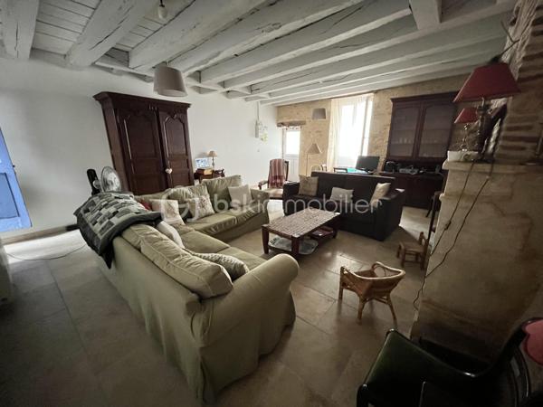Située en plein cœur historique de La Charité-sur-Loire, dans une rue calme récemment réhabilitée, cette demeure unique de 194m² bouscule les codes de l'immobilier classique. Née de la fusion audacieuse de deux bâtisses anciennes, elle a été en partie repensée par un architecte pour offrir un cadre de vie singulier, lumineux et résolument atypique. Son emplacement est idéal, puisque vous rejoignez les bords de la Loire, les commerces du centre-ville et la gare en moins de dix minutes à pied, plaçant Paris à seulement deux heures de votre porte.

Dès l'entrée, le charme opère grâce aux carreaux de ciment d’époque qui mènent à un premier espace de vie de 34m² avec cuisine ouverte. Cet espace se prolonge naturellement vers un jardinet intimiste orienté plein Ouest et totalement préservé des regards. Le véritable coup de génie architectural réside dans une superbe verrière chauffée qui sert de trait d'union entre les deux corps de bâtiment. Elle mène à un second salon-séjour de 33m², véritable pièce maîtresse avec ses murs en pierres apparentes, ses poutres massives, son sol en travertin et sa grande cheminée d'époque. Ce niveau comprend également une chambre confortable de 14m², un atelier-buanderie fonctionnel, une salle d'eau avec WC et l'accès à une magnifique double cave voûtée.

À l'étage, accessible par un bel escalier en pierre de taille, l'atmosphère devient encore plus chaleureuse avec des parquets en chêne massif d'origine. Un vaste palier de 11m², idéal pour aménager un bureau, distribue les espaces de nuit. Vous y découvrirez une suite magistrale de 38m² au cachet exceptionnel, ainsi qu'une troisième chambre de 18m² surplombée par une grande mezzanine de 21m² au sol, parfaite pour un espace de jeu, de lecture ou un coin dortoir. Une grande salle d'eau indépendante de 9m² complète ce niveau.

Entièrement rénovée avec des matériaux de grande qualité, cette maison bénéficie d'une excellente technique avec des huisseries en bois double vitrage, une façade fraîchement ravalée, une toiture en ardoise en très bon état et un chauffage central au gaz de ville performant et récent. Que ce soit pour y installer une vie de famille ou pour en faire une résidence secondaire chaleureuse et sans aucun travaux à prévoir, cette propriété rare n'attend plus que vos projets. Une visite vidéo est disponible sur simple demande pour vous imprégner de l'atmosphère des lieux.

Photos supplémentaires disponibles sur BSK IMMOBILIER > Nos conseillers > Inès RÉMOND
Pour tout renseignement complémentaire ou pour une visite, contactez moi au 07.87.29.70.92.