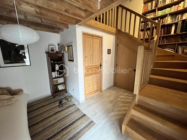 Située en plein cœur historique de La Charité-sur-Loire, dans une rue calme récemment réhabilitée, cette demeure unique de 194m² bouscule les codes de l'immobilier classique. Née de la fusion audacieuse de deux bâtisses anciennes, elle a été en partie repensée par un architecte pour offrir un cadre de vie singulier, lumineux et résolument atypique. Son emplacement est idéal, puisque vous rejoignez les bords de la Loire, les commerces du centre-ville et la gare en moins de dix minutes à pied, plaçant Paris à seulement deux heures de votre porte.

Dès l'entrée, le charme opère grâce aux carreaux de ciment d’époque qui mènent à un premier espace de vie de 34m² avec cuisine ouverte. Cet espace se prolonge naturellement vers un jardinet intimiste orienté plein Ouest et totalement préservé des regards. Le véritable coup de génie architectural réside dans une superbe verrière chauffée qui sert de trait d'union entre les deux corps de bâtiment. Elle mène à un second salon-séjour de 33m², véritable pièce maîtresse avec ses murs en pierres apparentes, ses poutres massives, son sol en travertin et sa grande cheminée d'époque. Ce niveau comprend également une chambre confortable de 14m², un atelier-buanderie fonctionnel, une salle d'eau avec WC et l'accès à une magnifique double cave voûtée.

À l'étage, accessible par un bel escalier en pierre de taille, l'atmosphère devient encore plus chaleureuse avec des parquets en chêne massif d'origine. Un vaste palier de 11m², idéal pour aménager un bureau, distribue les espaces de nuit. Vous y découvrirez une suite magistrale de 38m² au cachet exceptionnel, ainsi qu'une troisième chambre de 18m² surplombée par une grande mezzanine de 21m² au sol, parfaite pour un espace de jeu, de lecture ou un coin dortoir. Une grande salle d'eau indépendante de 9m² complète ce niveau.

Entièrement rénovée avec des matériaux de grande qualité, cette maison bénéficie d'une excellente technique avec des huisseries en bois double vitrage, une façade fraîchement ravalée, une toiture en ardoise en très bon état et un chauffage central au gaz de ville performant et récent. Que ce soit pour y installer une vie de famille ou pour en faire une résidence secondaire chaleureuse et sans aucun travaux à prévoir, cette propriété rare n'attend plus que vos projets. Une visite vidéo est disponible sur simple demande pour vous imprégner de l'atmosphère des lieux.

Photos supplémentaires disponibles sur BSK IMMOBILIER > Nos conseillers > Inès RÉMOND
Pour tout renseignement complémentaire ou pour une visite, contactez moi au 07.87.29.70.92.