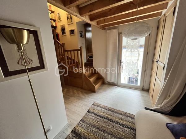Située en plein cœur historique de La Charité-sur-Loire, dans une rue calme récemment réhabilitée, cette demeure unique de 194m² bouscule les codes de l'immobilier classique. Née de la fusion audacieuse de deux bâtisses anciennes, elle a été en partie repensée par un architecte pour offrir un cadre de vie singulier, lumineux et résolument atypique. Son emplacement est idéal, puisque vous rejoignez les bords de la Loire, les commerces du centre-ville et la gare en moins de dix minutes à pied, plaçant Paris à seulement deux heures de votre porte.

Dès l'entrée, le charme opère grâce aux carreaux de ciment d’époque qui mènent à un premier espace de vie de 34m² avec cuisine ouverte. Cet espace se prolonge naturellement vers un jardinet intimiste orienté plein Ouest et totalement préservé des regards. Le véritable coup de génie architectural réside dans une superbe verrière chauffée qui sert de trait d'union entre les deux corps de bâtiment. Elle mène à un second salon-séjour de 33m², véritable pièce maîtresse avec ses murs en pierres apparentes, ses poutres massives, son sol en travertin et sa grande cheminée d'époque. Ce niveau comprend également une chambre confortable de 14m², un atelier-buanderie fonctionnel, une salle d'eau avec WC et l'accès à une magnifique double cave voûtée.

À l'étage, accessible par un bel escalier en pierre de taille, l'atmosphère devient encore plus chaleureuse avec des parquets en chêne massif d'origine. Un vaste palier de 11m², idéal pour aménager un bureau, distribue les espaces de nuit. Vous y découvrirez une suite magistrale de 38m² au cachet exceptionnel, ainsi qu'une troisième chambre de 18m² surplombée par une grande mezzanine de 21m² au sol, parfaite pour un espace de jeu, de lecture ou un coin dortoir. Une grande salle d'eau indépendante de 9m² complète ce niveau.

Entièrement rénovée avec des matériaux de grande qualité, cette maison bénéficie d'une excellente technique avec des huisseries en bois double vitrage, une façade fraîchement ravalée, une toiture en ardoise en très bon état et un chauffage central au gaz de ville performant et récent. Que ce soit pour y installer une vie de famille ou pour en faire une résidence secondaire chaleureuse et sans aucun travaux à prévoir, cette propriété rare n'attend plus que vos projets. Une visite vidéo est disponible sur simple demande pour vous imprégner de l'atmosphère des lieux.

Photos supplémentaires disponibles sur BSK IMMOBILIER > Nos conseillers > Inès RÉMOND
Pour tout renseignement complémentaire ou pour une visite, contactez moi au 07.87.29.70.92.