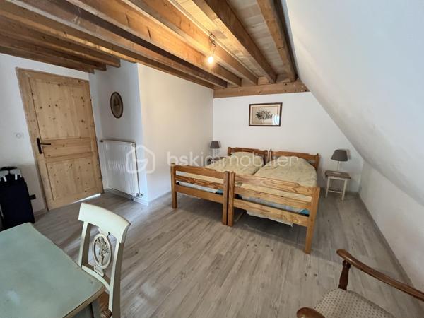 Située en plein cœur historique de La Charité-sur-Loire, dans une rue calme récemment réhabilitée, cette demeure unique de 194m² bouscule les codes de l'immobilier classique. Née de la fusion audacieuse de deux bâtisses anciennes, elle a été en partie repensée par un architecte pour offrir un cadre de vie singulier, lumineux et résolument atypique. Son emplacement est idéal, puisque vous rejoignez les bords de la Loire, les commerces du centre-ville et la gare en moins de dix minutes à pied, plaçant Paris à seulement deux heures de votre porte.

Dès l'entrée, le charme opère grâce aux carreaux de ciment d’époque qui mènent à un premier espace de vie de 34m² avec cuisine ouverte. Cet espace se prolonge naturellement vers un jardinet intimiste orienté plein Ouest et totalement préservé des regards. Le véritable coup de génie architectural réside dans une superbe verrière chauffée qui sert de trait d'union entre les deux corps de bâtiment. Elle mène à un second salon-séjour de 33m², véritable pièce maîtresse avec ses murs en pierres apparentes, ses poutres massives, son sol en travertin et sa grande cheminée d'époque. Ce niveau comprend également une chambre confortable de 14m², un atelier-buanderie fonctionnel, une salle d'eau avec WC et l'accès à une magnifique double cave voûtée.

À l'étage, accessible par un bel escalier en pierre de taille, l'atmosphère devient encore plus chaleureuse avec des parquets en chêne massif d'origine. Un vaste palier de 11m², idéal pour aménager un bureau, distribue les espaces de nuit. Vous y découvrirez une suite magistrale de 38m² au cachet exceptionnel, ainsi qu'une troisième chambre de 18m² surplombée par une grande mezzanine de 21m² au sol, parfaite pour un espace de jeu, de lecture ou un coin dortoir. Une grande salle d'eau indépendante de 9m² complète ce niveau.

Entièrement rénovée avec des matériaux de grande qualité, cette maison bénéficie d'une excellente technique avec des huisseries en bois double vitrage, une façade fraîchement ravalée, une toiture en ardoise en très bon état et un chauffage central au gaz de ville performant et récent. Que ce soit pour y installer une vie de famille ou pour en faire une résidence secondaire chaleureuse et sans aucun travaux à prévoir, cette propriété rare n'attend plus que vos projets. Une visite vidéo est disponible sur simple demande pour vous imprégner de l'atmosphère des lieux.

Photos supplémentaires disponibles sur BSK IMMOBILIER > Nos conseillers > Inès RÉMOND
Pour tout renseignement complémentaire ou pour une visite, contactez moi au 07.87.29.70.92.