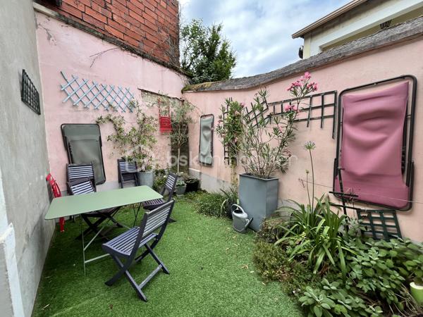 Située en plein cœur historique de La Charité-sur-Loire, dans une rue calme récemment réhabilitée, cette demeure unique de 194m² bouscule les codes de l'immobilier classique. Née de la fusion audacieuse de deux bâtisses anciennes, elle a été en partie repensée par un architecte pour offrir un cadre de vie singulier, lumineux et résolument atypique. Son emplacement est idéal, puisque vous rejoignez les bords de la Loire, les commerces du centre-ville et la gare en moins de dix minutes à pied, plaçant Paris à seulement deux heures de votre porte.

Dès l'entrée, le charme opère grâce aux carreaux de ciment d’époque qui mènent à un premier espace de vie de 34m² avec cuisine ouverte. Cet espace se prolonge naturellement vers un jardinet intimiste orienté plein Ouest et totalement préservé des regards. Le véritable coup de génie architectural réside dans une superbe verrière chauffée qui sert de trait d'union entre les deux corps de bâtiment. Elle mène à un second salon-séjour de 33m², véritable pièce maîtresse avec ses murs en pierres apparentes, ses poutres massives, son sol en travertin et sa grande cheminée d'époque. Ce niveau comprend également une chambre confortable de 14m², un atelier-buanderie fonctionnel, une salle d'eau avec WC et l'accès à une magnifique double cave voûtée.

À l'étage, accessible par un bel escalier en pierre de taille, l'atmosphère devient encore plus chaleureuse avec des parquets en chêne massif d'origine. Un vaste palier de 11m², idéal pour aménager un bureau, distribue les espaces de nuit. Vous y découvrirez une suite magistrale de 38m² au cachet exceptionnel, ainsi qu'une troisième chambre de 18m² surplombée par une grande mezzanine de 21m² au sol, parfaite pour un espace de jeu, de lecture ou un coin dortoir. Une grande salle d'eau indépendante de 9m² complète ce niveau.

Entièrement rénovée avec des matériaux de grande qualité, cette maison bénéficie d'une excellente technique avec des huisseries en bois double vitrage, une façade fraîchement ravalée, une toiture en ardoise en très bon état et un chauffage central au gaz de ville performant et récent. Que ce soit pour y installer une vie de famille ou pour en faire une résidence secondaire chaleureuse et sans aucun travaux à prévoir, cette propriété rare n'attend plus que vos projets. Une visite vidéo est disponible sur simple demande pour vous imprégner de l'atmosphère des lieux.

Photos supplémentaires disponibles sur BSK IMMOBILIER > Nos conseillers > Inès RÉMOND
Pour tout renseignement complémentaire ou pour une visite, contactez moi au 07.87.29.70.92.