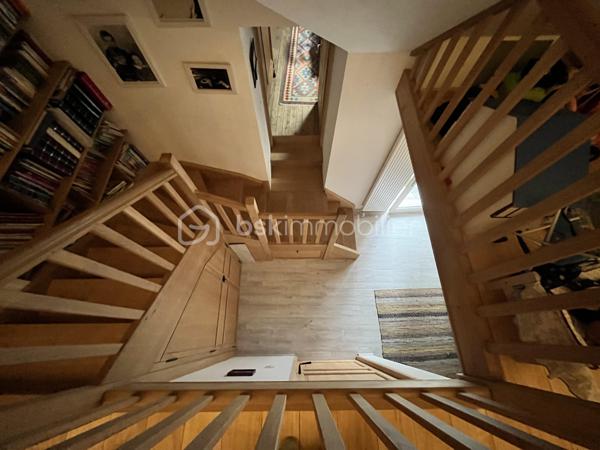Située en plein cœur historique de La Charité-sur-Loire, dans une rue calme récemment réhabilitée, cette demeure unique de 194m² bouscule les codes de l'immobilier classique. Née de la fusion audacieuse de deux bâtisses anciennes, elle a été en partie repensée par un architecte pour offrir un cadre de vie singulier, lumineux et résolument atypique. Son emplacement est idéal, puisque vous rejoignez les bords de la Loire, les commerces du centre-ville et la gare en moins de dix minutes à pied, plaçant Paris à seulement deux heures de votre porte.

Dès l'entrée, le charme opère grâce aux carreaux de ciment d’époque qui mènent à un premier espace de vie de 34m² avec cuisine ouverte. Cet espace se prolonge naturellement vers un jardinet intimiste orienté plein Ouest et totalement préservé des regards. Le véritable coup de génie architectural réside dans une superbe verrière chauffée qui sert de trait d'union entre les deux corps de bâtiment. Elle mène à un second salon-séjour de 33m², véritable pièce maîtresse avec ses murs en pierres apparentes, ses poutres massives, son sol en travertin et sa grande cheminée d'époque. Ce niveau comprend également une chambre confortable de 14m², un atelier-buanderie fonctionnel, une salle d'eau avec WC et l'accès à une magnifique double cave voûtée.

À l'étage, accessible par un bel escalier en pierre de taille, l'atmosphère devient encore plus chaleureuse avec des parquets en chêne massif d'origine. Un vaste palier de 11m², idéal pour aménager un bureau, distribue les espaces de nuit. Vous y découvrirez une suite magistrale de 38m² au cachet exceptionnel, ainsi qu'une troisième chambre de 18m² surplombée par une grande mezzanine de 21m² au sol, parfaite pour un espace de jeu, de lecture ou un coin dortoir. Une grande salle d'eau indépendante de 9m² complète ce niveau.

Entièrement rénovée avec des matériaux de grande qualité, cette maison bénéficie d'une excellente technique avec des huisseries en bois double vitrage, une façade fraîchement ravalée, une toiture en ardoise en très bon état et un chauffage central au gaz de ville performant et récent. Que ce soit pour y installer une vie de famille ou pour en faire une résidence secondaire chaleureuse et sans aucun travaux à prévoir, cette propriété rare n'attend plus que vos projets. Une visite vidéo est disponible sur simple demande pour vous imprégner de l'atmosphère des lieux.

Photos supplémentaires disponibles sur BSK IMMOBILIER > Nos conseillers > Inès RÉMOND
Pour tout renseignement complémentaire ou pour une visite, contactez moi au 07.87.29.70.92.