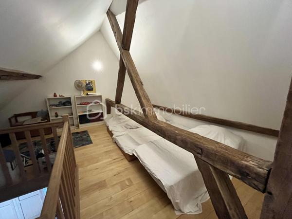Située en plein cœur historique de La Charité-sur-Loire, dans une rue calme récemment réhabilitée, cette demeure unique de 194m² bouscule les codes de l'immobilier classique. Née de la fusion audacieuse de deux bâtisses anciennes, elle a été en partie repensée par un architecte pour offrir un cadre de vie singulier, lumineux et résolument atypique. Son emplacement est idéal, puisque vous rejoignez les bords de la Loire, les commerces du centre-ville et la gare en moins de dix minutes à pied, plaçant Paris à seulement deux heures de votre porte.

Dès l'entrée, le charme opère grâce aux carreaux de ciment d’époque qui mènent à un premier espace de vie de 34m² avec cuisine ouverte. Cet espace se prolonge naturellement vers un jardinet intimiste orienté plein Ouest et totalement préservé des regards. Le véritable coup de génie architectural réside dans une superbe verrière chauffée qui sert de trait d'union entre les deux corps de bâtiment. Elle mène à un second salon-séjour de 33m², véritable pièce maîtresse avec ses murs en pierres apparentes, ses poutres massives, son sol en travertin et sa grande cheminée d'époque. Ce niveau comprend également une chambre confortable de 14m², un atelier-buanderie fonctionnel, une salle d'eau avec WC et l'accès à une magnifique double cave voûtée.

À l'étage, accessible par un bel escalier en pierre de taille, l'atmosphère devient encore plus chaleureuse avec des parquets en chêne massif d'origine. Un vaste palier de 11m², idéal pour aménager un bureau, distribue les espaces de nuit. Vous y découvrirez une suite magistrale de 38m² au cachet exceptionnel, ainsi qu'une troisième chambre de 18m² surplombée par une grande mezzanine de 21m² au sol, parfaite pour un espace de jeu, de lecture ou un coin dortoir. Une grande salle d'eau indépendante de 9m² complète ce niveau.

Entièrement rénovée avec des matériaux de grande qualité, cette maison bénéficie d'une excellente technique avec des huisseries en bois double vitrage, une façade fraîchement ravalée, une toiture en ardoise en très bon état et un chauffage central au gaz de ville performant et récent. Que ce soit pour y installer une vie de famille ou pour en faire une résidence secondaire chaleureuse et sans aucun travaux à prévoir, cette propriété rare n'attend plus que vos projets. Une visite vidéo est disponible sur simple demande pour vous imprégner de l'atmosphère des lieux.

Photos supplémentaires disponibles sur BSK IMMOBILIER > Nos conseillers > Inès RÉMOND
Pour tout renseignement complémentaire ou pour une visite, contactez moi au 07.87.29.70.92.
