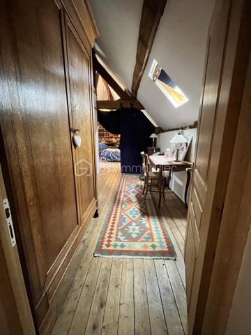 Située en plein cœur historique de La Charité-sur-Loire, dans une rue calme récemment réhabilitée, cette demeure unique de 194m² bouscule les codes de l'immobilier classique. Née de la fusion audacieuse de deux bâtisses anciennes, elle a été en partie repensée par un architecte pour offrir un cadre de vie singulier, lumineux et résolument atypique. Son emplacement est idéal, puisque vous rejoignez les bords de la Loire, les commerces du centre-ville et la gare en moins de dix minutes à pied, plaçant Paris à seulement deux heures de votre porte.

Dès l'entrée, le charme opère grâce aux carreaux de ciment d’époque qui mènent à un premier espace de vie de 34m² avec cuisine ouverte. Cet espace se prolonge naturellement vers un jardinet intimiste orienté plein Ouest et totalement préservé des regards. Le véritable coup de génie architectural réside dans une superbe verrière chauffée qui sert de trait d'union entre les deux corps de bâtiment. Elle mène à un second salon-séjour de 33m², véritable pièce maîtresse avec ses murs en pierres apparentes, ses poutres massives, son sol en travertin et sa grande cheminée d'époque. Ce niveau comprend également une chambre confortable de 14m², un atelier-buanderie fonctionnel, une salle d'eau avec WC et l'accès à une magnifique double cave voûtée.

À l'étage, accessible par un bel escalier en pierre de taille, l'atmosphère devient encore plus chaleureuse avec des parquets en chêne massif d'origine. Un vaste palier de 11m², idéal pour aménager un bureau, distribue les espaces de nuit. Vous y découvrirez une suite magistrale de 38m² au cachet exceptionnel, ainsi qu'une troisième chambre de 18m² surplombée par une grande mezzanine de 21m² au sol, parfaite pour un espace de jeu, de lecture ou un coin dortoir. Une grande salle d'eau indépendante de 9m² complète ce niveau.

Entièrement rénovée avec des matériaux de grande qualité, cette maison bénéficie d'une excellente technique avec des huisseries en bois double vitrage, une façade fraîchement ravalée, une toiture en ardoise en très bon état et un chauffage central au gaz de ville performant et récent. Que ce soit pour y installer une vie de famille ou pour en faire une résidence secondaire chaleureuse et sans aucun travaux à prévoir, cette propriété rare n'attend plus que vos projets. Une visite vidéo est disponible sur simple demande pour vous imprégner de l'atmosphère des lieux.

Photos supplémentaires disponibles sur BSK IMMOBILIER > Nos conseillers > Inès RÉMOND
Pour tout renseignement complémentaire ou pour une visite, contactez moi au 07.87.29.70.92.