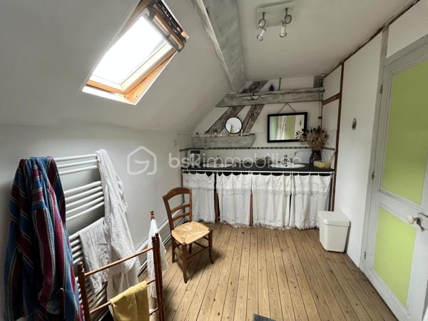 Située en plein cœur historique de La Charité-sur-Loire, dans une rue calme récemment réhabilitée, cette demeure unique de 194m² bouscule les codes de l'immobilier classique. Née de la fusion audacieuse de deux bâtisses anciennes, elle a été en partie repensée par un architecte pour offrir un cadre de vie singulier, lumineux et résolument atypique. Son emplacement est idéal, puisque vous rejoignez les bords de la Loire, les commerces du centre-ville et la gare en moins de dix minutes à pied, plaçant Paris à seulement deux heures de votre porte.

Dès l'entrée, le charme opère grâce aux carreaux de ciment d’époque qui mènent à un premier espace de vie de 34m² avec cuisine ouverte. Cet espace se prolonge naturellement vers un jardinet intimiste orienté plein Ouest et totalement préservé des regards. Le véritable coup de génie architectural réside dans une superbe verrière chauffée qui sert de trait d'union entre les deux corps de bâtiment. Elle mène à un second salon-séjour de 33m², véritable pièce maîtresse avec ses murs en pierres apparentes, ses poutres massives, son sol en travertin et sa grande cheminée d'époque. Ce niveau comprend également une chambre confortable de 14m², un atelier-buanderie fonctionnel, une salle d'eau avec WC et l'accès à une magnifique double cave voûtée.

À l'étage, accessible par un bel escalier en pierre de taille, l'atmosphère devient encore plus chaleureuse avec des parquets en chêne massif d'origine. Un vaste palier de 11m², idéal pour aménager un bureau, distribue les espaces de nuit. Vous y découvrirez une suite magistrale de 38m² au cachet exceptionnel, ainsi qu'une troisième chambre de 18m² surplombée par une grande mezzanine de 21m² au sol, parfaite pour un espace de jeu, de lecture ou un coin dortoir. Une grande salle d'eau indépendante de 9m² complète ce niveau.

Entièrement rénovée avec des matériaux de grande qualité, cette maison bénéficie d'une excellente technique avec des huisseries en bois double vitrage, une façade fraîchement ravalée, une toiture en ardoise en très bon état et un chauffage central au gaz de ville performant et récent. Que ce soit pour y installer une vie de famille ou pour en faire une résidence secondaire chaleureuse et sans aucun travaux à prévoir, cette propriété rare n'attend plus que vos projets. Une visite vidéo est disponible sur simple demande pour vous imprégner de l'atmosphère des lieux.

Photos supplémentaires disponibles sur BSK IMMOBILIER > Nos conseillers > Inès RÉMOND
Pour tout renseignement complémentaire ou pour une visite, contactez moi au 07.87.29.70.92.
