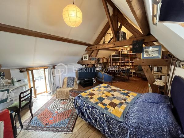 Située en plein cœur historique de La Charité-sur-Loire, dans une rue calme récemment réhabilitée, cette demeure unique de 194m² bouscule les codes de l'immobilier classique. Née de la fusion audacieuse de deux bâtisses anciennes, elle a été en partie repensée par un architecte pour offrir un cadre de vie singulier, lumineux et résolument atypique. Son emplacement est idéal, puisque vous rejoignez les bords de la Loire, les commerces du centre-ville et la gare en moins de dix minutes à pied, plaçant Paris à seulement deux heures de votre porte.

Dès l'entrée, le charme opère grâce aux carreaux de ciment d’époque qui mènent à un premier espace de vie de 34m² avec cuisine ouverte. Cet espace se prolonge naturellement vers un jardinet intimiste orienté plein Ouest et totalement préservé des regards. Le véritable coup de génie architectural réside dans une superbe verrière chauffée qui sert de trait d'union entre les deux corps de bâtiment. Elle mène à un second salon-séjour de 33m², véritable pièce maîtresse avec ses murs en pierres apparentes, ses poutres massives, son sol en travertin et sa grande cheminée d'époque. Ce niveau comprend également une chambre confortable de 14m², un atelier-buanderie fonctionnel, une salle d'eau avec WC et l'accès à une magnifique double cave voûtée.

À l'étage, accessible par un bel escalier en pierre de taille, l'atmosphère devient encore plus chaleureuse avec des parquets en chêne massif d'origine. Un vaste palier de 11m², idéal pour aménager un bureau, distribue les espaces de nuit. Vous y découvrirez une suite magistrale de 38m² au cachet exceptionnel, ainsi qu'une troisième chambre de 18m² surplombée par une grande mezzanine de 21m² au sol, parfaite pour un espace de jeu, de lecture ou un coin dortoir. Une grande salle d'eau indépendante de 9m² complète ce niveau.

Entièrement rénovée avec des matériaux de grande qualité, cette maison bénéficie d'une excellente technique avec des huisseries en bois double vitrage, une façade fraîchement ravalée, une toiture en ardoise en très bon état et un chauffage central au gaz de ville performant et récent. Que ce soit pour y installer une vie de famille ou pour en faire une résidence secondaire chaleureuse et sans aucun travaux à prévoir, cette propriété rare n'attend plus que vos projets. Une visite vidéo est disponible sur simple demande pour vous imprégner de l'atmosphère des lieux.

Photos supplémentaires disponibles sur BSK IMMOBILIER > Nos conseillers > Inès RÉMOND
Pour tout renseignement complémentaire ou pour une visite, contactez moi au 07.87.29.70.92.