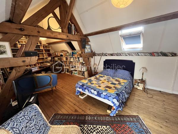 Située en plein cœur historique de La Charité-sur-Loire, dans une rue calme récemment réhabilitée, cette demeure unique de 194m² bouscule les codes de l'immobilier classique. Née de la fusion audacieuse de deux bâtisses anciennes, elle a été en partie repensée par un architecte pour offrir un cadre de vie singulier, lumineux et résolument atypique. Son emplacement est idéal, puisque vous rejoignez les bords de la Loire, les commerces du centre-ville et la gare en moins de dix minutes à pied, plaçant Paris à seulement deux heures de votre porte.

Dès l'entrée, le charme opère grâce aux carreaux de ciment d’époque qui mènent à un premier espace de vie de 34m² avec cuisine ouverte. Cet espace se prolonge naturellement vers un jardinet intimiste orienté plein Ouest et totalement préservé des regards. Le véritable coup de génie architectural réside dans une superbe verrière chauffée qui sert de trait d'union entre les deux corps de bâtiment. Elle mène à un second salon-séjour de 33m², véritable pièce maîtresse avec ses murs en pierres apparentes, ses poutres massives, son sol en travertin et sa grande cheminée d'époque. Ce niveau comprend également une chambre confortable de 14m², un atelier-buanderie fonctionnel, une salle d'eau avec WC et l'accès à une magnifique double cave voûtée.

À l'étage, accessible par un bel escalier en pierre de taille, l'atmosphère devient encore plus chaleureuse avec des parquets en chêne massif d'origine. Un vaste palier de 11m², idéal pour aménager un bureau, distribue les espaces de nuit. Vous y découvrirez une suite magistrale de 38m² au cachet exceptionnel, ainsi qu'une troisième chambre de 18m² surplombée par une grande mezzanine de 21m² au sol, parfaite pour un espace de jeu, de lecture ou un coin dortoir. Une grande salle d'eau indépendante de 9m² complète ce niveau.

Entièrement rénovée avec des matériaux de grande qualité, cette maison bénéficie d'une excellente technique avec des huisseries en bois double vitrage, une façade fraîchement ravalée, une toiture en ardoise en très bon état et un chauffage central au gaz de ville performant et récent. Que ce soit pour y installer une vie de famille ou pour en faire une résidence secondaire chaleureuse et sans aucun travaux à prévoir, cette propriété rare n'attend plus que vos projets. Une visite vidéo est disponible sur simple demande pour vous imprégner de l'atmosphère des lieux.

Photos supplémentaires disponibles sur BSK IMMOBILIER > Nos conseillers > Inès RÉMOND
Pour tout renseignement complémentaire ou pour une visite, contactez moi au 07.87.29.70.92.