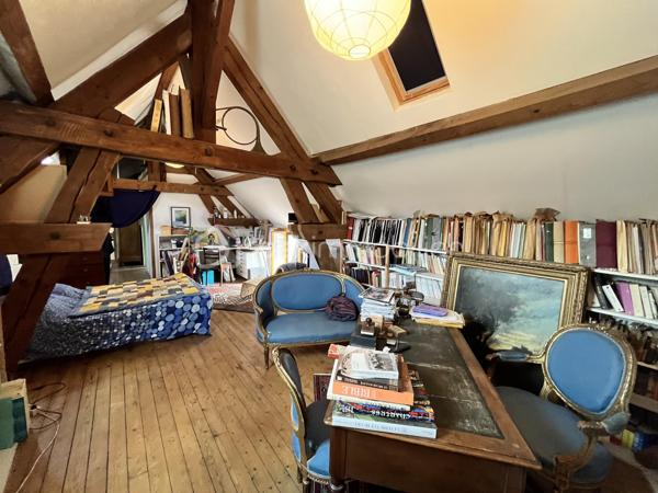 Située en plein cœur historique de La Charité-sur-Loire, dans une rue calme récemment réhabilitée, cette demeure unique de 194m² bouscule les codes de l'immobilier classique. Née de la fusion audacieuse de deux bâtisses anciennes, elle a été en partie repensée par un architecte pour offrir un cadre de vie singulier, lumineux et résolument atypique. Son emplacement est idéal, puisque vous rejoignez les bords de la Loire, les commerces du centre-ville et la gare en moins de dix minutes à pied, plaçant Paris à seulement deux heures de votre porte.

Dès l'entrée, le charme opère grâce aux carreaux de ciment d’époque qui mènent à un premier espace de vie de 34m² avec cuisine ouverte. Cet espace se prolonge naturellement vers un jardinet intimiste orienté plein Ouest et totalement préservé des regards. Le véritable coup de génie architectural réside dans une superbe verrière chauffée qui sert de trait d'union entre les deux corps de bâtiment. Elle mène à un second salon-séjour de 33m², véritable pièce maîtresse avec ses murs en pierres apparentes, ses poutres massives, son sol en travertin et sa grande cheminée d'époque. Ce niveau comprend également une chambre confortable de 14m², un atelier-buanderie fonctionnel, une salle d'eau avec WC et l'accès à une magnifique double cave voûtée.

À l'étage, accessible par un bel escalier en pierre de taille, l'atmosphère devient encore plus chaleureuse avec des parquets en chêne massif d'origine. Un vaste palier de 11m², idéal pour aménager un bureau, distribue les espaces de nuit. Vous y découvrirez une suite magistrale de 38m² au cachet exceptionnel, ainsi qu'une troisième chambre de 18m² surplombée par une grande mezzanine de 21m² au sol, parfaite pour un espace de jeu, de lecture ou un coin dortoir. Une grande salle d'eau indépendante de 9m² complète ce niveau.

Entièrement rénovée avec des matériaux de grande qualité, cette maison bénéficie d'une excellente technique avec des huisseries en bois double vitrage, une façade fraîchement ravalée, une toiture en ardoise en très bon état et un chauffage central au gaz de ville performant et récent. Que ce soit pour y installer une vie de famille ou pour en faire une résidence secondaire chaleureuse et sans aucun travaux à prévoir, cette propriété rare n'attend plus que vos projets. Une visite vidéo est disponible sur simple demande pour vous imprégner de l'atmosphère des lieux.

Photos supplémentaires disponibles sur BSK IMMOBILIER > Nos conseillers > Inès RÉMOND
Pour tout renseignement complémentaire ou pour une visite, contactez moi au 07.87.29.70.92.
