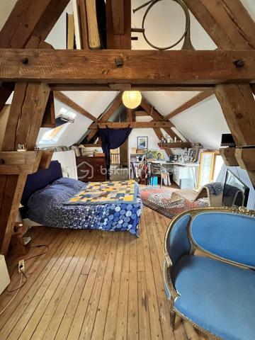 Située en plein cœur historique de La Charité-sur-Loire, dans une rue calme récemment réhabilitée, cette demeure unique de 194m² bouscule les codes de l'immobilier classique. Née de la fusion audacieuse de deux bâtisses anciennes, elle a été en partie repensée par un architecte pour offrir un cadre de vie singulier, lumineux et résolument atypique. Son emplacement est idéal, puisque vous rejoignez les bords de la Loire, les commerces du centre-ville et la gare en moins de dix minutes à pied, plaçant Paris à seulement deux heures de votre porte.

Dès l'entrée, le charme opère grâce aux carreaux de ciment d’époque qui mènent à un premier espace de vie de 34m² avec cuisine ouverte. Cet espace se prolonge naturellement vers un jardinet intimiste orienté plein Ouest et totalement préservé des regards. Le véritable coup de génie architectural réside dans une superbe verrière chauffée qui sert de trait d'union entre les deux corps de bâtiment. Elle mène à un second salon-séjour de 33m², véritable pièce maîtresse avec ses murs en pierres apparentes, ses poutres massives, son sol en travertin et sa grande cheminée d'époque. Ce niveau comprend également une chambre confortable de 14m², un atelier-buanderie fonctionnel, une salle d'eau avec WC et l'accès à une magnifique double cave voûtée.

À l'étage, accessible par un bel escalier en pierre de taille, l'atmosphère devient encore plus chaleureuse avec des parquets en chêne massif d'origine. Un vaste palier de 11m², idéal pour aménager un bureau, distribue les espaces de nuit. Vous y découvrirez une suite magistrale de 38m² au cachet exceptionnel, ainsi qu'une troisième chambre de 18m² surplombée par une grande mezzanine de 21m² au sol, parfaite pour un espace de jeu, de lecture ou un coin dortoir. Une grande salle d'eau indépendante de 9m² complète ce niveau.

Entièrement rénovée avec des matériaux de grande qualité, cette maison bénéficie d'une excellente technique avec des huisseries en bois double vitrage, une façade fraîchement ravalée, une toiture en ardoise en très bon état et un chauffage central au gaz de ville performant et récent. Que ce soit pour y installer une vie de famille ou pour en faire une résidence secondaire chaleureuse et sans aucun travaux à prévoir, cette propriété rare n'attend plus que vos projets. Une visite vidéo est disponible sur simple demande pour vous imprégner de l'atmosphère des lieux.

Photos supplémentaires disponibles sur BSK IMMOBILIER > Nos conseillers > Inès RÉMOND
Pour tout renseignement complémentaire ou pour une visite, contactez moi au 07.87.29.70.92.