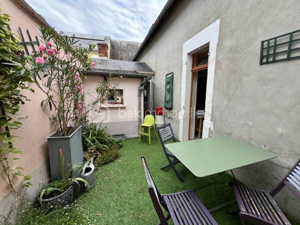 Située en plein cœur historique de La Charité-sur-Loire, dans une rue calme récemment réhabilitée, cette demeure unique de 194m² bouscule les codes de l'immobilier classique. Née de la fusion audacieuse de deux bâtisses anciennes, elle a été en partie repensée par un architecte pour offrir un cadre de vie singulier, lumineux et résolument atypique. Son emplacement est idéal, puisque vous rejoignez les bords de la Loire, les commerces du centre-ville et la gare en moins de dix minutes à pied, plaçant Paris à seulement deux heures de votre porte.

Dès l'entrée, le charme opère grâce aux carreaux de ciment d’époque qui mènent à un premier espace de vie de 34m² avec cuisine ouverte. Cet espace se prolonge naturellement vers un jardinet intimiste orienté plein Ouest et totalement préservé des regards. Le véritable coup de génie architectural réside dans une superbe verrière chauffée qui sert de trait d'union entre les deux corps de bâtiment. Elle mène à un second salon-séjour de 33m², véritable pièce maîtresse avec ses murs en pierres apparentes, ses poutres massives, son sol en travertin et sa grande cheminée d'époque. Ce niveau comprend également une chambre confortable de 14m², un atelier-buanderie fonctionnel, une salle d'eau avec WC et l'accès à une magnifique double cave voûtée.

À l'étage, accessible par un bel escalier en pierre de taille, l'atmosphère devient encore plus chaleureuse avec des parquets en chêne massif d'origine. Un vaste palier de 11m², idéal pour aménager un bureau, distribue les espaces de nuit. Vous y découvrirez une suite magistrale de 38m² au cachet exceptionnel, ainsi qu'une troisième chambre de 18m² surplombée par une grande mezzanine de 21m² au sol, parfaite pour un espace de jeu, de lecture ou un coin dortoir. Une grande salle d'eau indépendante de 9m² complète ce niveau.

Entièrement rénovée avec des matériaux de grande qualité, cette maison bénéficie d'une excellente technique avec des huisseries en bois double vitrage, une façade fraîchement ravalée, une toiture en ardoise en très bon état et un chauffage central au gaz de ville performant et récent. Que ce soit pour y installer une vie de famille ou pour en faire une résidence secondaire chaleureuse et sans aucun travaux à prévoir, cette propriété rare n'attend plus que vos projets. Une visite vidéo est disponible sur simple demande pour vous imprégner de l'atmosphère des lieux.

Photos supplémentaires disponibles sur BSK IMMOBILIER > Nos conseillers > Inès RÉMOND
Pour tout renseignement complémentaire ou pour une visite, contactez moi au 07.87.29.70.92.
