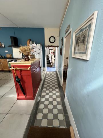Située en plein cœur historique de La Charité-sur-Loire, dans une rue calme récemment réhabilitée, cette demeure unique de 194m² bouscule les codes de l'immobilier classique. Née de la fusion audacieuse de deux bâtisses anciennes, elle a été en partie repensée par un architecte pour offrir un cadre de vie singulier, lumineux et résolument atypique. Son emplacement est idéal, puisque vous rejoignez les bords de la Loire, les commerces du centre-ville et la gare en moins de dix minutes à pied, plaçant Paris à seulement deux heures de votre porte.

Dès l'entrée, le charme opère grâce aux carreaux de ciment d’époque qui mènent à un premier espace de vie de 34m² avec cuisine ouverte. Cet espace se prolonge naturellement vers un jardinet intimiste orienté plein Ouest et totalement préservé des regards. Le véritable coup de génie architectural réside dans une superbe verrière chauffée qui sert de trait d'union entre les deux corps de bâtiment. Elle mène à un second salon-séjour de 33m², véritable pièce maîtresse avec ses murs en pierres apparentes, ses poutres massives, son sol en travertin et sa grande cheminée d'époque. Ce niveau comprend également une chambre confortable de 14m², un atelier-buanderie fonctionnel, une salle d'eau avec WC et l'accès à une magnifique double cave voûtée.

À l'étage, accessible par un bel escalier en pierre de taille, l'atmosphère devient encore plus chaleureuse avec des parquets en chêne massif d'origine. Un vaste palier de 11m², idéal pour aménager un bureau, distribue les espaces de nuit. Vous y découvrirez une suite magistrale de 38m² au cachet exceptionnel, ainsi qu'une troisième chambre de 18m² surplombée par une grande mezzanine de 21m² au sol, parfaite pour un espace de jeu, de lecture ou un coin dortoir. Une grande salle d'eau indépendante de 9m² complète ce niveau.

Entièrement rénovée avec des matériaux de grande qualité, cette maison bénéficie d'une excellente technique avec des huisseries en bois double vitrage, une façade fraîchement ravalée, une toiture en ardoise en très bon état et un chauffage central au gaz de ville performant et récent. Que ce soit pour y installer une vie de famille ou pour en faire une résidence secondaire chaleureuse et sans aucun travaux à prévoir, cette propriété rare n'attend plus que vos projets. Une visite vidéo est disponible sur simple demande pour vous imprégner de l'atmosphère des lieux.

Photos supplémentaires disponibles sur BSK IMMOBILIER > Nos conseillers > Inès RÉMOND
Pour tout renseignement complémentaire ou pour une visite, contactez moi au 07.87.29.70.92.