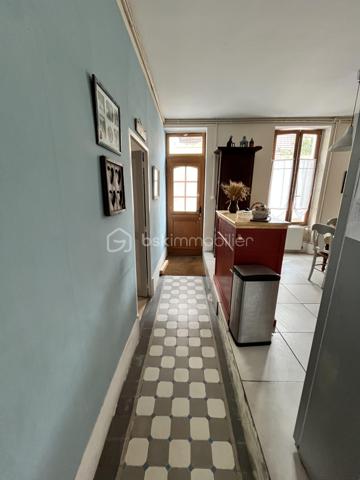 Située en plein cœur historique de La Charité-sur-Loire, dans une rue calme récemment réhabilitée, cette demeure unique de 194m² bouscule les codes de l'immobilier classique. Née de la fusion audacieuse de deux bâtisses anciennes, elle a été en partie repensée par un architecte pour offrir un cadre de vie singulier, lumineux et résolument atypique. Son emplacement est idéal, puisque vous rejoignez les bords de la Loire, les commerces du centre-ville et la gare en moins de dix minutes à pied, plaçant Paris à seulement deux heures de votre porte.

Dès l'entrée, le charme opère grâce aux carreaux de ciment d’époque qui mènent à un premier espace de vie de 34m² avec cuisine ouverte. Cet espace se prolonge naturellement vers un jardinet intimiste orienté plein Ouest et totalement préservé des regards. Le véritable coup de génie architectural réside dans une superbe verrière chauffée qui sert de trait d'union entre les deux corps de bâtiment. Elle mène à un second salon-séjour de 33m², véritable pièce maîtresse avec ses murs en pierres apparentes, ses poutres massives, son sol en travertin et sa grande cheminée d'époque. Ce niveau comprend également une chambre confortable de 14m², un atelier-buanderie fonctionnel, une salle d'eau avec WC et l'accès à une magnifique double cave voûtée.

À l'étage, accessible par un bel escalier en pierre de taille, l'atmosphère devient encore plus chaleureuse avec des parquets en chêne massif d'origine. Un vaste palier de 11m², idéal pour aménager un bureau, distribue les espaces de nuit. Vous y découvrirez une suite magistrale de 38m² au cachet exceptionnel, ainsi qu'une troisième chambre de 18m² surplombée par une grande mezzanine de 21m² au sol, parfaite pour un espace de jeu, de lecture ou un coin dortoir. Une grande salle d'eau indépendante de 9m² complète ce niveau.

Entièrement rénovée avec des matériaux de grande qualité, cette maison bénéficie d'une excellente technique avec des huisseries en bois double vitrage, une façade fraîchement ravalée, une toiture en ardoise en très bon état et un chauffage central au gaz de ville performant et récent. Que ce soit pour y installer une vie de famille ou pour en faire une résidence secondaire chaleureuse et sans aucun travaux à prévoir, cette propriété rare n'attend plus que vos projets. Une visite vidéo est disponible sur simple demande pour vous imprégner de l'atmosphère des lieux.

Photos supplémentaires disponibles sur BSK IMMOBILIER > Nos conseillers > Inès RÉMOND
Pour tout renseignement complémentaire ou pour une visite, contactez moi au 07.87.29.70.92.