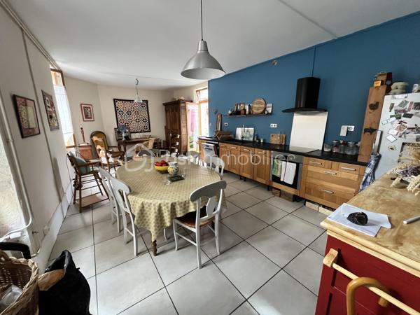 Située en plein cœur historique de La Charité-sur-Loire, dans une rue calme récemment réhabilitée, cette demeure unique de 194m² bouscule les codes de l'immobilier classique. Née de la fusion audacieuse de deux bâtisses anciennes, elle a été en partie repensée par un architecte pour offrir un cadre de vie singulier, lumineux et résolument atypique. Son emplacement est idéal, puisque vous rejoignez les bords de la Loire, les commerces du centre-ville et la gare en moins de dix minutes à pied, plaçant Paris à seulement deux heures de votre porte.

Dès l'entrée, le charme opère grâce aux carreaux de ciment d’époque qui mènent à un premier espace de vie de 34m² avec cuisine ouverte. Cet espace se prolonge naturellement vers un jardinet intimiste orienté plein Ouest et totalement préservé des regards. Le véritable coup de génie architectural réside dans une superbe verrière chauffée qui sert de trait d'union entre les deux corps de bâtiment. Elle mène à un second salon-séjour de 33m², véritable pièce maîtresse avec ses murs en pierres apparentes, ses poutres massives, son sol en travertin et sa grande cheminée d'époque. Ce niveau comprend également une chambre confortable de 14m², un atelier-buanderie fonctionnel, une salle d'eau avec WC et l'accès à une magnifique double cave voûtée.

À l'étage, accessible par un bel escalier en pierre de taille, l'atmosphère devient encore plus chaleureuse avec des parquets en chêne massif d'origine. Un vaste palier de 11m², idéal pour aménager un bureau, distribue les espaces de nuit. Vous y découvrirez une suite magistrale de 38m² au cachet exceptionnel, ainsi qu'une troisième chambre de 18m² surplombée par une grande mezzanine de 21m² au sol, parfaite pour un espace de jeu, de lecture ou un coin dortoir. Une grande salle d'eau indépendante de 9m² complète ce niveau.

Entièrement rénovée avec des matériaux de grande qualité, cette maison bénéficie d'une excellente technique avec des huisseries en bois double vitrage, une façade fraîchement ravalée, une toiture en ardoise en très bon état et un chauffage central au gaz de ville performant et récent. Que ce soit pour y installer une vie de famille ou pour en faire une résidence secondaire chaleureuse et sans aucun travaux à prévoir, cette propriété rare n'attend plus que vos projets. Une visite vidéo est disponible sur simple demande pour vous imprégner de l'atmosphère des lieux.

Photos supplémentaires disponibles sur BSK IMMOBILIER > Nos conseillers > Inès RÉMOND
Pour tout renseignement complémentaire ou pour une visite, contactez moi au 07.87.29.70.92.