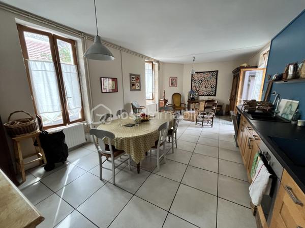 Située en plein cœur historique de La Charité-sur-Loire, dans une rue calme récemment réhabilitée, cette demeure unique de 194m² bouscule les codes de l'immobilier classique. Née de la fusion audacieuse de deux bâtisses anciennes, elle a été en partie repensée par un architecte pour offrir un cadre de vie singulier, lumineux et résolument atypique. Son emplacement est idéal, puisque vous rejoignez les bords de la Loire, les commerces du centre-ville et la gare en moins de dix minutes à pied, plaçant Paris à seulement deux heures de votre porte.

Dès l'entrée, le charme opère grâce aux carreaux de ciment d’époque qui mènent à un premier espace de vie de 34m² avec cuisine ouverte. Cet espace se prolonge naturellement vers un jardinet intimiste orienté plein Ouest et totalement préservé des regards. Le véritable coup de génie architectural réside dans une superbe verrière chauffée qui sert de trait d'union entre les deux corps de bâtiment. Elle mène à un second salon-séjour de 33m², véritable pièce maîtresse avec ses murs en pierres apparentes, ses poutres massives, son sol en travertin et sa grande cheminée d'époque. Ce niveau comprend également une chambre confortable de 14m², un atelier-buanderie fonctionnel, une salle d'eau avec WC et l'accès à une magnifique double cave voûtée.

À l'étage, accessible par un bel escalier en pierre de taille, l'atmosphère devient encore plus chaleureuse avec des parquets en chêne massif d'origine. Un vaste palier de 11m², idéal pour aménager un bureau, distribue les espaces de nuit. Vous y découvrirez une suite magistrale de 38m² au cachet exceptionnel, ainsi qu'une troisième chambre de 18m² surplombée par une grande mezzanine de 21m² au sol, parfaite pour un espace de jeu, de lecture ou un coin dortoir. Une grande salle d'eau indépendante de 9m² complète ce niveau.

Entièrement rénovée avec des matériaux de grande qualité, cette maison bénéficie d'une excellente technique avec des huisseries en bois double vitrage, une façade fraîchement ravalée, une toiture en ardoise en très bon état et un chauffage central au gaz de ville performant et récent. Que ce soit pour y installer une vie de famille ou pour en faire une résidence secondaire chaleureuse et sans aucun travaux à prévoir, cette propriété rare n'attend plus que vos projets. Une visite vidéo est disponible sur simple demande pour vous imprégner de l'atmosphère des lieux.

Photos supplémentaires disponibles sur BSK IMMOBILIER > Nos conseillers > Inès RÉMOND
Pour tout renseignement complémentaire ou pour une visite, contactez moi au 07.87.29.70.92.