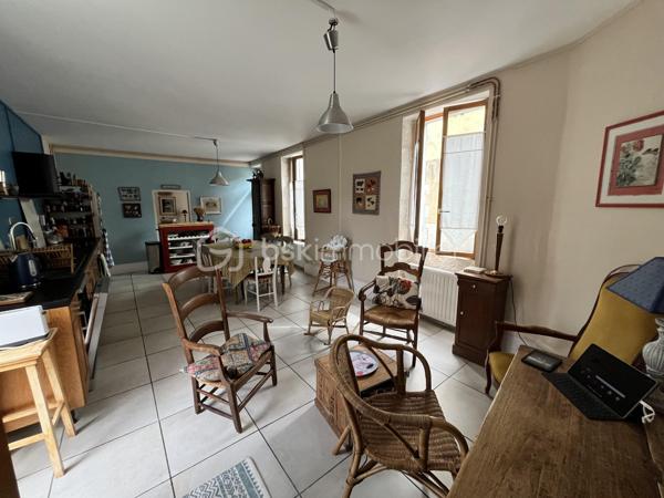 Située en plein cœur historique de La Charité-sur-Loire, dans une rue calme récemment réhabilitée, cette demeure unique de 194m² bouscule les codes de l'immobilier classique. Née de la fusion audacieuse de deux bâtisses anciennes, elle a été en partie repensée par un architecte pour offrir un cadre de vie singulier, lumineux et résolument atypique. Son emplacement est idéal, puisque vous rejoignez les bords de la Loire, les commerces du centre-ville et la gare en moins de dix minutes à pied, plaçant Paris à seulement deux heures de votre porte.

Dès l'entrée, le charme opère grâce aux carreaux de ciment d’époque qui mènent à un premier espace de vie de 34m² avec cuisine ouverte. Cet espace se prolonge naturellement vers un jardinet intimiste orienté plein Ouest et totalement préservé des regards. Le véritable coup de génie architectural réside dans une superbe verrière chauffée qui sert de trait d'union entre les deux corps de bâtiment. Elle mène à un second salon-séjour de 33m², véritable pièce maîtresse avec ses murs en pierres apparentes, ses poutres massives, son sol en travertin et sa grande cheminée d'époque. Ce niveau comprend également une chambre confortable de 14m², un atelier-buanderie fonctionnel, une salle d'eau avec WC et l'accès à une magnifique double cave voûtée.

À l'étage, accessible par un bel escalier en pierre de taille, l'atmosphère devient encore plus chaleureuse avec des parquets en chêne massif d'origine. Un vaste palier de 11m², idéal pour aménager un bureau, distribue les espaces de nuit. Vous y découvrirez une suite magistrale de 38m² au cachet exceptionnel, ainsi qu'une troisième chambre de 18m² surplombée par une grande mezzanine de 21m² au sol, parfaite pour un espace de jeu, de lecture ou un coin dortoir. Une grande salle d'eau indépendante de 9m² complète ce niveau.

Entièrement rénovée avec des matériaux de grande qualité, cette maison bénéficie d'une excellente technique avec des huisseries en bois double vitrage, une façade fraîchement ravalée, une toiture en ardoise en très bon état et un chauffage central au gaz de ville performant et récent. Que ce soit pour y installer une vie de famille ou pour en faire une résidence secondaire chaleureuse et sans aucun travaux à prévoir, cette propriété rare n'attend plus que vos projets. Une visite vidéo est disponible sur simple demande pour vous imprégner de l'atmosphère des lieux.

Photos supplémentaires disponibles sur BSK IMMOBILIER > Nos conseillers > Inès RÉMOND
Pour tout renseignement complémentaire ou pour une visite, contactez moi au 07.87.29.70.92.
