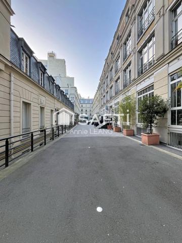 Adresse confidentielle et double accès au cœur des Grands Boulevards – 36 m² au calme sur cour, Paris 9e.