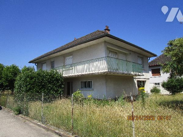 Maison située proche centre ville composée de 8 pièces avec terrain attenant de 10 ares 34 centiares