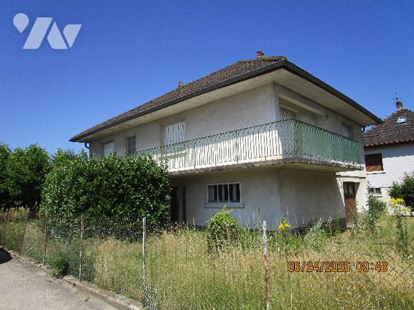 Maison située proche centre ville composée de 8 pièces avec terrain attenant de 10 ares 34 centiares