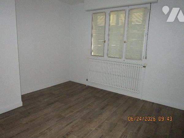 Maison située proche centre ville composée de 8 pièces avec terrain attenant de 10 ares 34 centiares