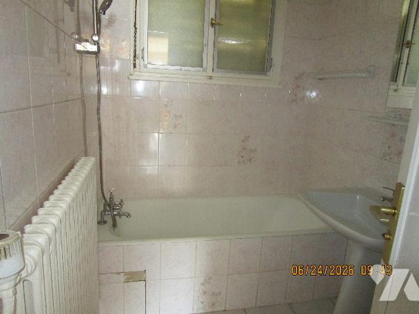 Maison située proche centre ville composée de 8 pièces avec terrain attenant de 10 ares 34 centiares