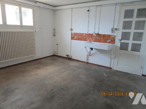 Maison située proche centre ville composée de 8 pièces avec terrain attenant de 10 ares 34 centiares