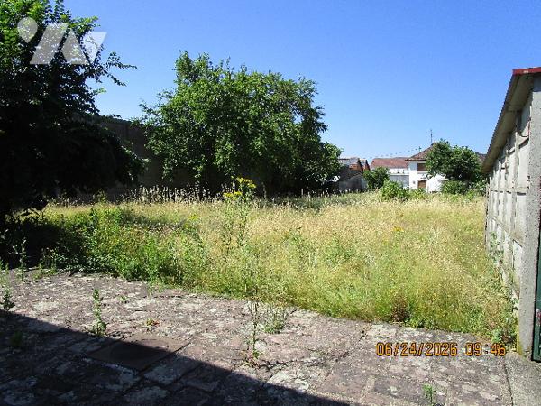 Maison située proche centre ville composée de 8 pièces avec terrain attenant de 10 ares 34 centiares