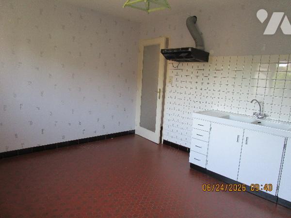 Maison située proche centre ville composée de 8 pièces avec terrain attenant de 10 ares 34 centiares