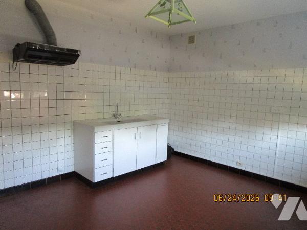Maison située proche centre ville composée de 8 pièces avec terrain attenant de 10 ares 34 centiares