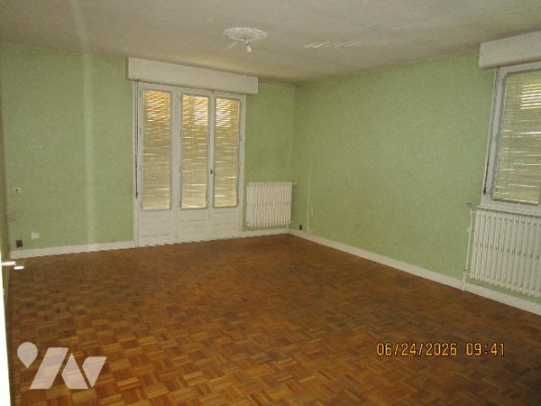 Maison située proche centre ville composée de 8 pièces avec terrain attenant de 10 ares 34 centiares