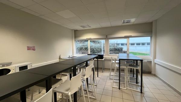 1 498 m2 divisibles à partir de 58,30 m2 de bureaux à louer - SEMOY