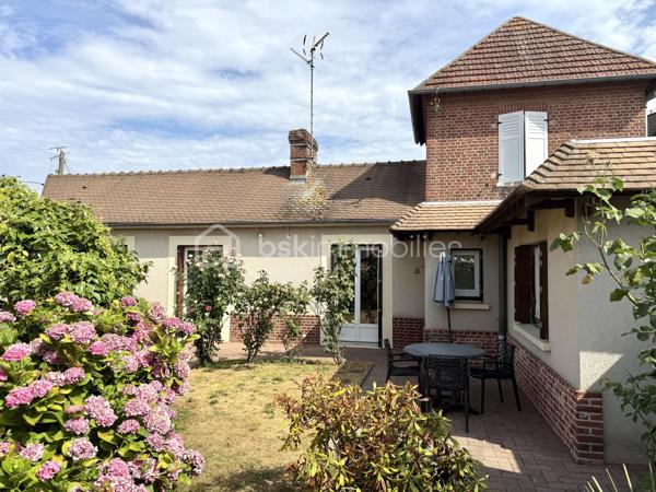 Visite vidéo disponible sur
- ma chaîne YT : Grégory Talbot IMMOBILIER (playlist : Visites filmées)
- FB : Grégory Talbot Immobilier (album : Visites vidéo)
- et sur mon IG : L'immobilier en Normandie (onglet : Réels)

Sur la commune de Louviers (27400), centre ville, 

Installez-vous dans cette maison offrant 
- au rez-de-chaussée : entrée, grande cuisine avec coin repas, wc / buanderie, séjour double, une chambre & sa salle de douche privative avec wc; 
- à l'étage : une seconde chambre avec sa douche. 

Complètent le bien une cave, un garage, un endroit barbecue, terrasse et jardin clos de murs à l'abris des regards. 

Vous serez en quelques minutes à pieds du centre ville. 

Prestations : double vitrage pvc, chaudière Saunier Duval à condensation, toiture ok, électricité ok, porte de garage motorisée, maison rénovée et entretenue. 

Concernant le DPE, nous avons accès à une bonne partie des combles : il faudrait y dérouler de la laine de verre tout simplement... 

Ne tardez pas !