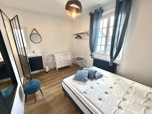 Visite vidéo disponible sur
- ma chaîne YT : Grégory Talbot IMMOBILIER (playlist : Visites filmées)
- FB : Grégory Talbot Immobilier (album : Visites vidéo)
- et sur mon IG : L'immobilier en Normandie (onglet : Réels)

Sur la commune de Louviers (27400), centre ville, 

Installez-vous dans cette maison offrant 
- au rez-de-chaussée : entrée, grande cuisine avec coin repas, wc / buanderie, séjour double, une chambre & sa salle de douche privative avec wc; 
- à l'étage : une seconde chambre avec sa douche. 

Complètent le bien une cave, un garage, un endroit barbecue, terrasse et jardin clos de murs à l'abris des regards. 

Vous serez en quelques minutes à pieds du centre ville. 

Prestations : double vitrage pvc, chaudière Saunier Duval à condensation, toiture ok, électricité ok, porte de garage motorisée, maison rénovée et entretenue. 

Concernant le DPE, nous avons accès à une bonne partie des combles : il faudrait y dérouler de la laine de verre tout simplement... 

Ne tardez pas !