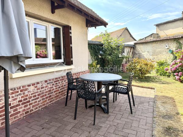 Visite vidéo disponible sur
- ma chaîne YT : Grégory Talbot IMMOBILIER (playlist : Visites filmées)
- FB : Grégory Talbot Immobilier (album : Visites vidéo)
- et sur mon IG : L'immobilier en Normandie (onglet : Réels)

Sur la commune de Louviers (27400), centre ville, 

Installez-vous dans cette maison offrant 
- au rez-de-chaussée : entrée, grande cuisine avec coin repas, wc / buanderie, séjour double, une chambre & sa salle de douche privative avec wc; 
- à l'étage : une seconde chambre avec sa douche. 

Complètent le bien une cave, un garage, un endroit barbecue, terrasse et jardin clos de murs à l'abris des regards. 

Vous serez en quelques minutes à pieds du centre ville. 

Prestations : double vitrage pvc, chaudière Saunier Duval à condensation, toiture ok, électricité ok, porte de garage motorisée, maison rénovée et entretenue. 

Concernant le DPE, nous avons accès à une bonne partie des combles : il faudrait y dérouler de la laine de verre tout simplement... 

Ne tardez pas !