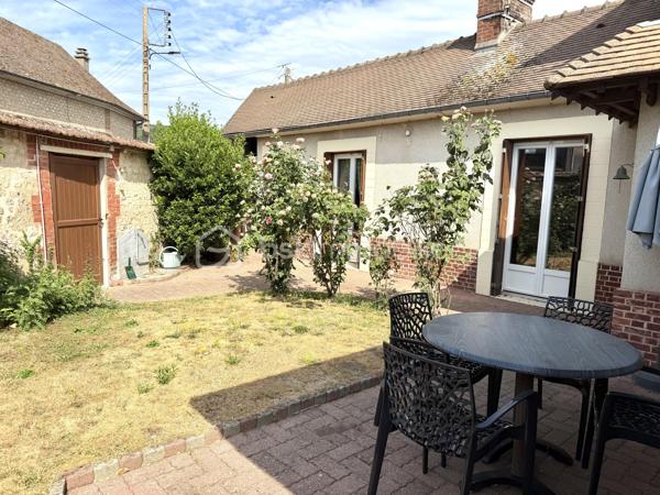 Visite vidéo disponible sur
- ma chaîne YT : Grégory Talbot IMMOBILIER (playlist : Visites filmées)
- FB : Grégory Talbot Immobilier (album : Visites vidéo)
- et sur mon IG : L'immobilier en Normandie (onglet : Réels)

Sur la commune de Louviers (27400), centre ville, 

Installez-vous dans cette maison offrant 
- au rez-de-chaussée : entrée, grande cuisine avec coin repas, wc / buanderie, séjour double, une chambre & sa salle de douche privative avec wc; 
- à l'étage : une seconde chambre avec sa douche. 

Complètent le bien une cave, un garage, un endroit barbecue, terrasse et jardin clos de murs à l'abris des regards. 

Vous serez en quelques minutes à pieds du centre ville. 

Prestations : double vitrage pvc, chaudière Saunier Duval à condensation, toiture ok, électricité ok, porte de garage motorisée, maison rénovée et entretenue. 

Concernant le DPE, nous avons accès à une bonne partie des combles : il faudrait y dérouler de la laine de verre tout simplement... 

Ne tardez pas !