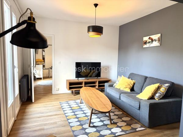 Visite vidéo disponible sur
- ma chaîne YT : Grégory Talbot IMMOBILIER (playlist : Visites filmées)
- FB : Grégory Talbot Immobilier (album : Visites vidéo)
- et sur mon IG : L'immobilier en Normandie (onglet : Réels)

Sur la commune de Louviers (27400), centre ville, 

Installez-vous dans cette maison offrant 
- au rez-de-chaussée : entrée, grande cuisine avec coin repas, wc / buanderie, séjour double, une chambre & sa salle de douche privative avec wc; 
- à l'étage : une seconde chambre avec sa douche. 

Complètent le bien une cave, un garage, un endroit barbecue, terrasse et jardin clos de murs à l'abris des regards. 

Vous serez en quelques minutes à pieds du centre ville. 

Prestations : double vitrage pvc, chaudière Saunier Duval à condensation, toiture ok, électricité ok, porte de garage motorisée, maison rénovée et entretenue. 

Concernant le DPE, nous avons accès à une bonne partie des combles : il faudrait y dérouler de la laine de verre tout simplement... 

Ne tardez pas !