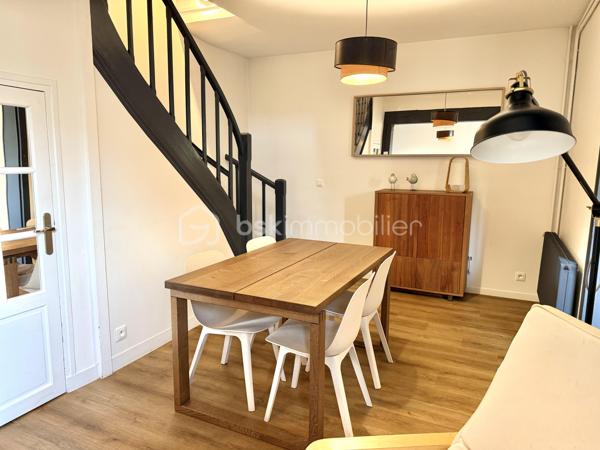 Visite vidéo disponible sur
- ma chaîne YT : Grégory Talbot IMMOBILIER (playlist : Visites filmées)
- FB : Grégory Talbot Immobilier (album : Visites vidéo)
- et sur mon IG : L'immobilier en Normandie (onglet : Réels)

Sur la commune de Louviers (27400), centre ville, 

Installez-vous dans cette maison offrant 
- au rez-de-chaussée : entrée, grande cuisine avec coin repas, wc / buanderie, séjour double, une chambre & sa salle de douche privative avec wc; 
- à l'étage : une seconde chambre avec sa douche. 

Complètent le bien une cave, un garage, un endroit barbecue, terrasse et jardin clos de murs à l'abris des regards. 

Vous serez en quelques minutes à pieds du centre ville. 

Prestations : double vitrage pvc, chaudière Saunier Duval à condensation, toiture ok, électricité ok, porte de garage motorisée, maison rénovée et entretenue. 

Concernant le DPE, nous avons accès à une bonne partie des combles : il faudrait y dérouler de la laine de verre tout simplement... 

Ne tardez pas !