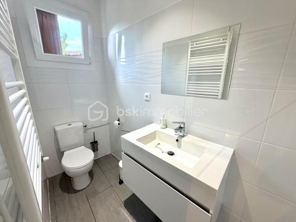 Visite vidéo disponible sur
- ma chaîne YT : Grégory Talbot IMMOBILIER (playlist : Visites filmées)
- FB : Grégory Talbot Immobilier (album : Visites vidéo)
- et sur mon IG : L'immobilier en Normandie (onglet : Réels)

Sur la commune de Louviers (27400), centre ville, 

Installez-vous dans cette maison offrant 
- au rez-de-chaussée : entrée, grande cuisine avec coin repas, wc / buanderie, séjour double, une chambre & sa salle de douche privative avec wc; 
- à l'étage : une seconde chambre avec sa douche. 

Complètent le bien une cave, un garage, un endroit barbecue, terrasse et jardin clos de murs à l'abris des regards. 

Vous serez en quelques minutes à pieds du centre ville. 

Prestations : double vitrage pvc, chaudière Saunier Duval à condensation, toiture ok, électricité ok, porte de garage motorisée, maison rénovée et entretenue. 

Concernant le DPE, nous avons accès à une bonne partie des combles : il faudrait y dérouler de la laine de verre tout simplement... 

Ne tardez pas !