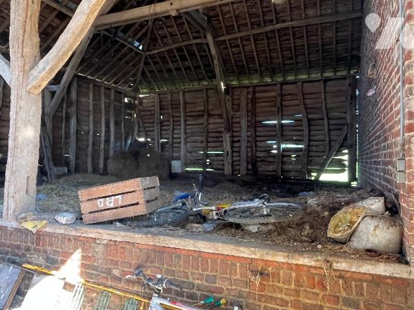 Maison individuelle avec dépendances et terrain