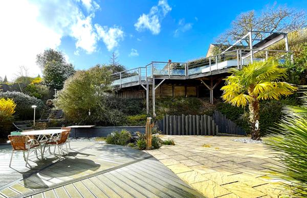Très belle Maison d'Architecte de 220m2 habitables au coeur de Brissac-Quincé - emplacement privilégié avec vue dégagée sur la campagne - jardin paysagé et piscine - 20 minutes de l'hyper centre d'Angers