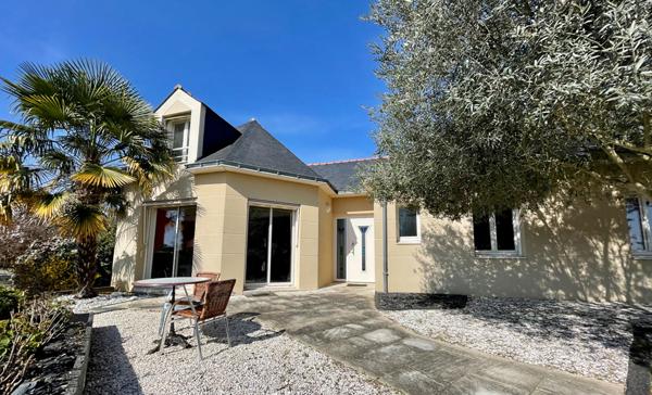 Très belle Maison d'Architecte de 220m2 habitables au coeur de Brissac-Quincé - emplacement privilégié avec vue dégagée sur la campagne - jardin paysagé et piscine - 20 minutes de l'hyper centre d'Angers